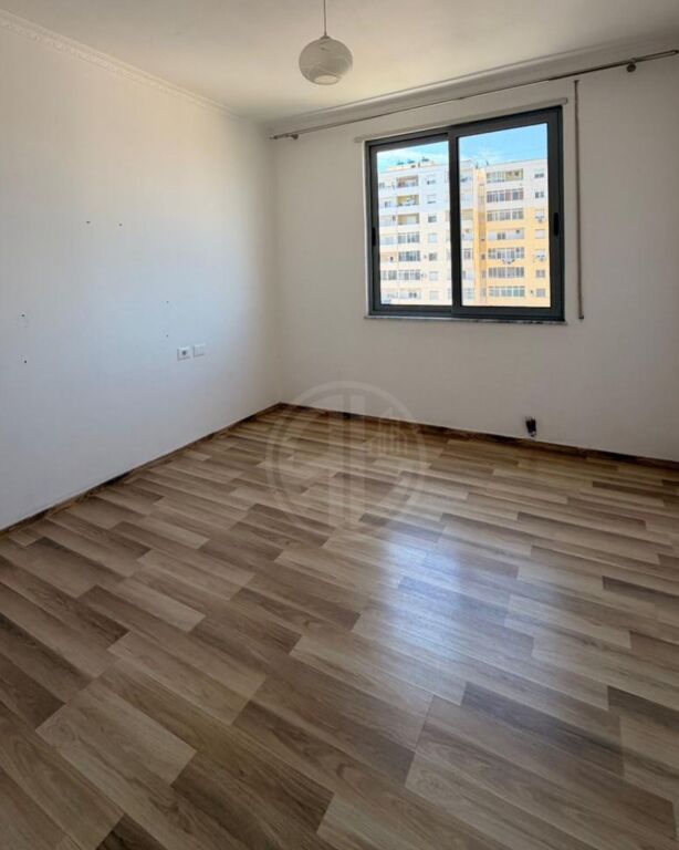 Shitet Apartament 2+1 Durres prane Ish Urt