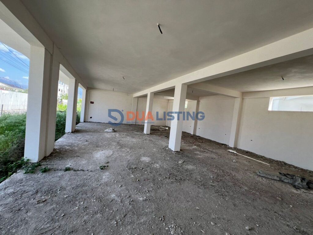 🏢 Jepet me qera godinë 2-katëshe në Kamëz.