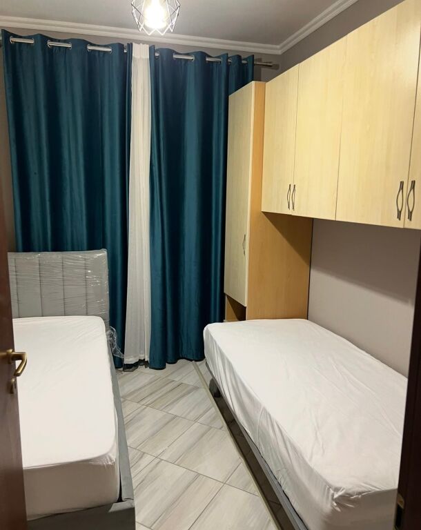 Jepet me qira 2+1+1 Bathore Rruga Demokracia 400 mije leke