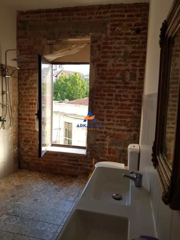 JEPET ME QERA GARSONJIERE 1+1 "AFER ME HOTEL THEATRO, RRUGA MIHAL DRURI, QENDER" 500 EURO