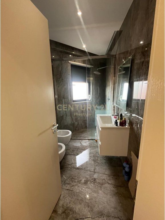 APARTAMENT 2+1+2+POST PARKIMI NE SHITJE, RRUGA E DURRSIT!