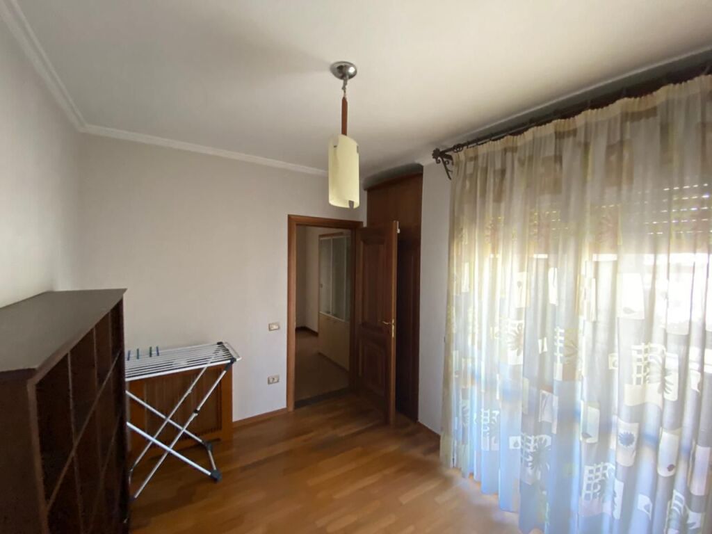 Comune di Parigi vicino al parco giochi 🚩Vendiamo super appartamento 3+1+2 bagni+ripostiglio.