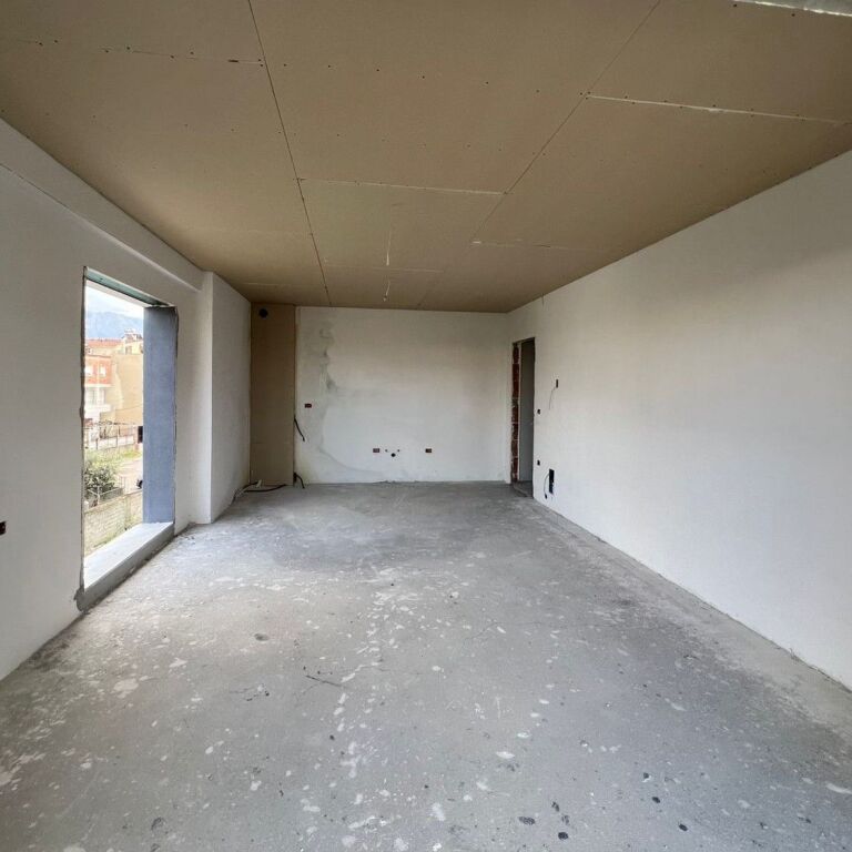 🏡 Shitet Apartament 2+1+2 – Pranë Rrethit të Klanit (Porcelan) 📍