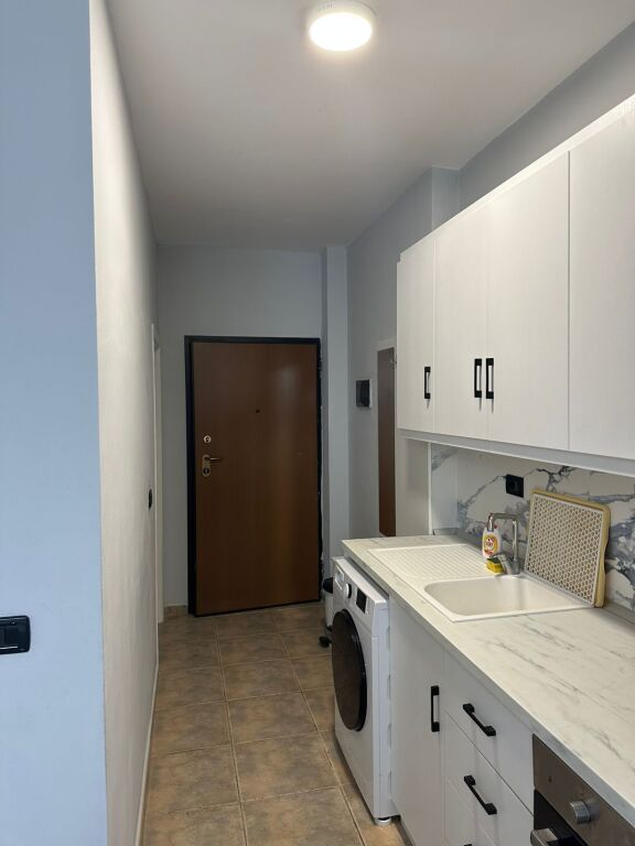 Jepet me Qera Apartament 1+1 Tek Shkembi i kavajes