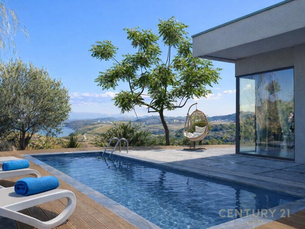 Vilë në shitje me pamje nga deti tek Kepi i Rodonit