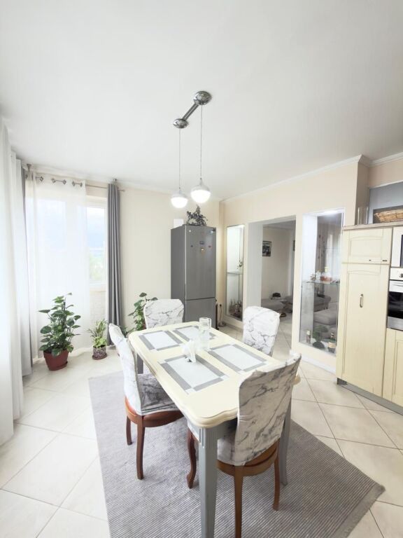 Apartament 2+1 + Parkim per shitje tek Liqeni i Thate