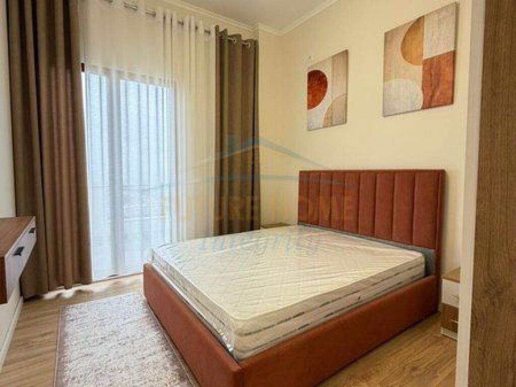 Shitet, Apartament 2+1+2, Fresku, Tiranë.