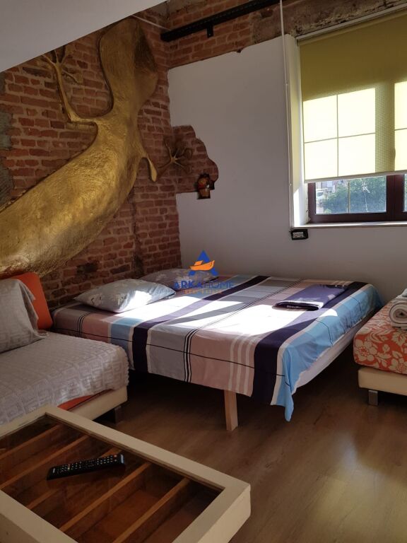 JEPET ME QERA GARSONJIERE 1+1 "AFER ME HOTEL THEATRO, RRUGA MIHAL DRURI, QENDER" 500 EURO