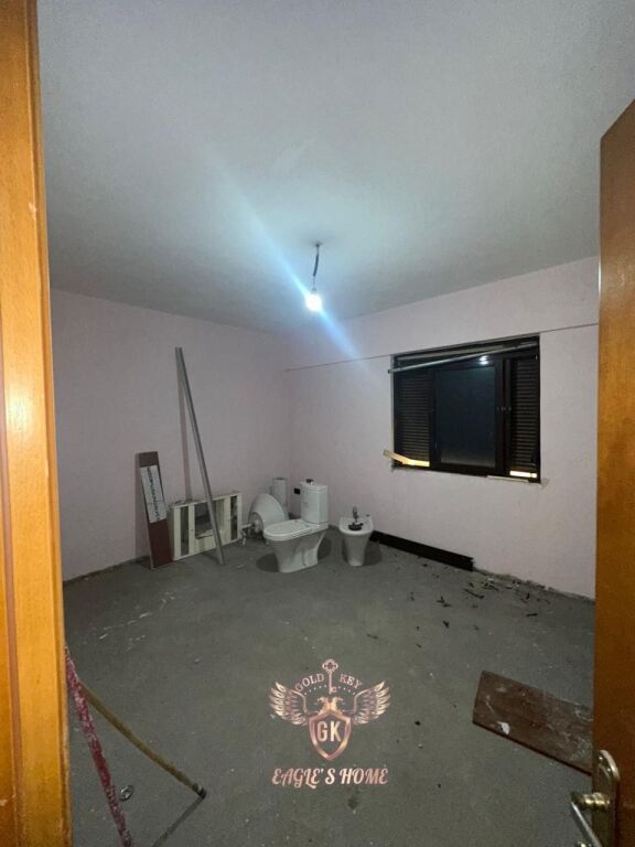Shitet Apartament 3+1+2 Ballkone Policia Durres