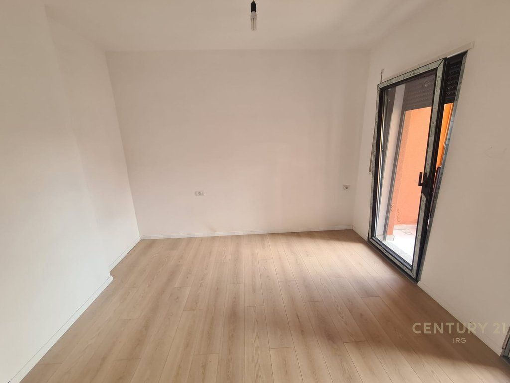 APARTAMENT 2+1 TEK SHKOLLA E KUQE!