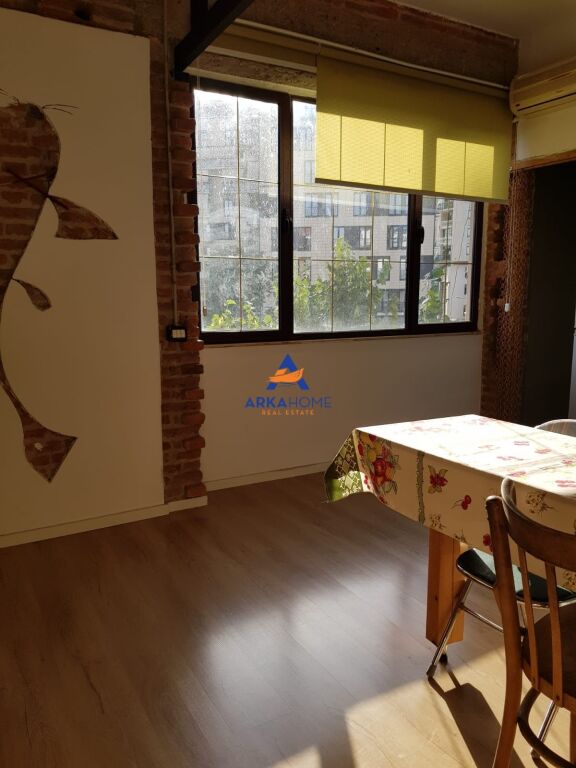 JEPET ME QERA GARSONJIERE 1+1 "AFER ME HOTEL THEATRO, RRUGA MIHAL DRURI, QENDER" 500 EURO