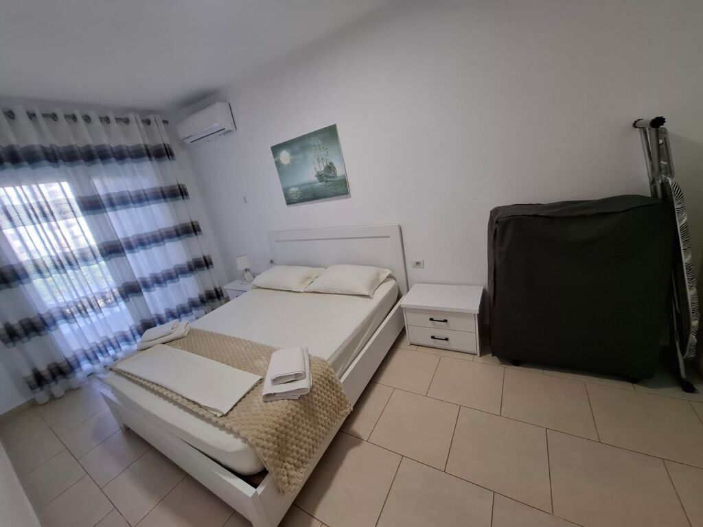 Jepet me Qera Apartament 2+1 Tek Shkembi i kavajes