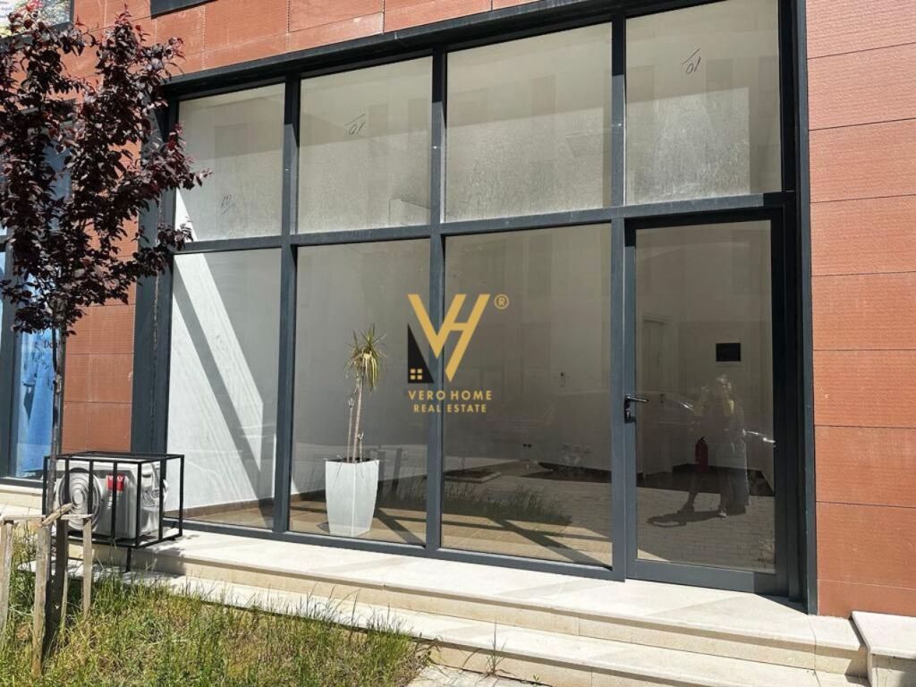 JEPET ZYRE 25 M2 ME QERA TE BULEVARDI I RI 32.000 LEKE