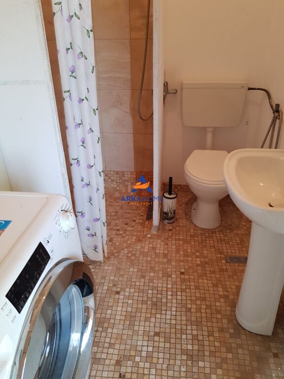 JEPET ME QERA GARSONJIERE 1+1 "AFER ME HOTEL THEATRO, RRUGA MIHAL DRURI, QENDER" 500 EURO