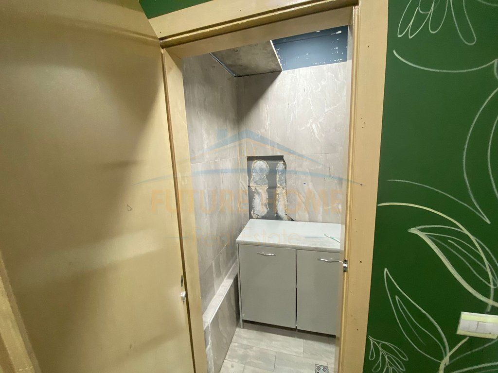 Qira, Ambient Biznesi, Zogu i Zi, Tiranë.