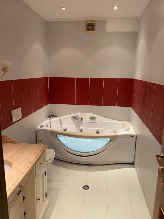 Comune di Parigi vicino al parco giochi 🚩Vendiamo super appartamento 3+1+2 bagni+ripostiglio.