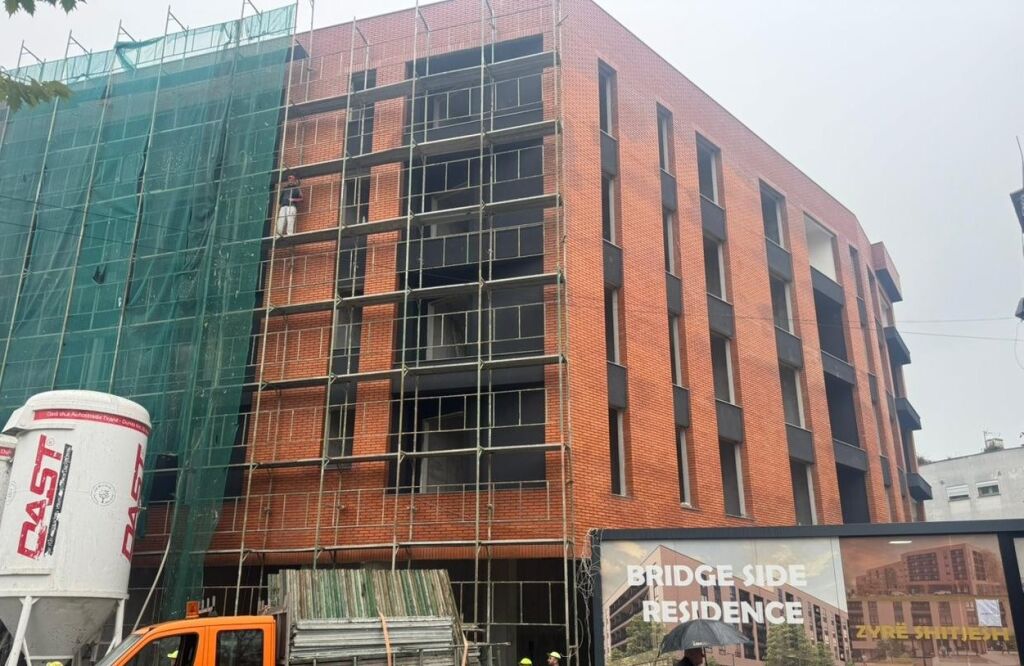 🏢 Shitet Apartament 2+1 – Bridge Side Residence, Babrru