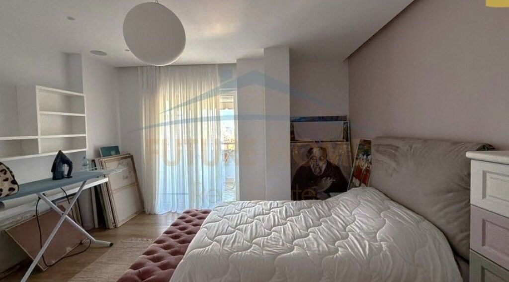 Shitet Apartament 3+1+2 + 2 Poste Parkimi, Rruga e Elbasanit