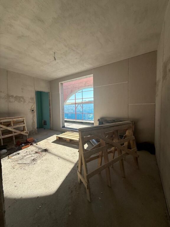 Apartament 2+1 per shitje tek White Tower tek Komuna e Parisit.