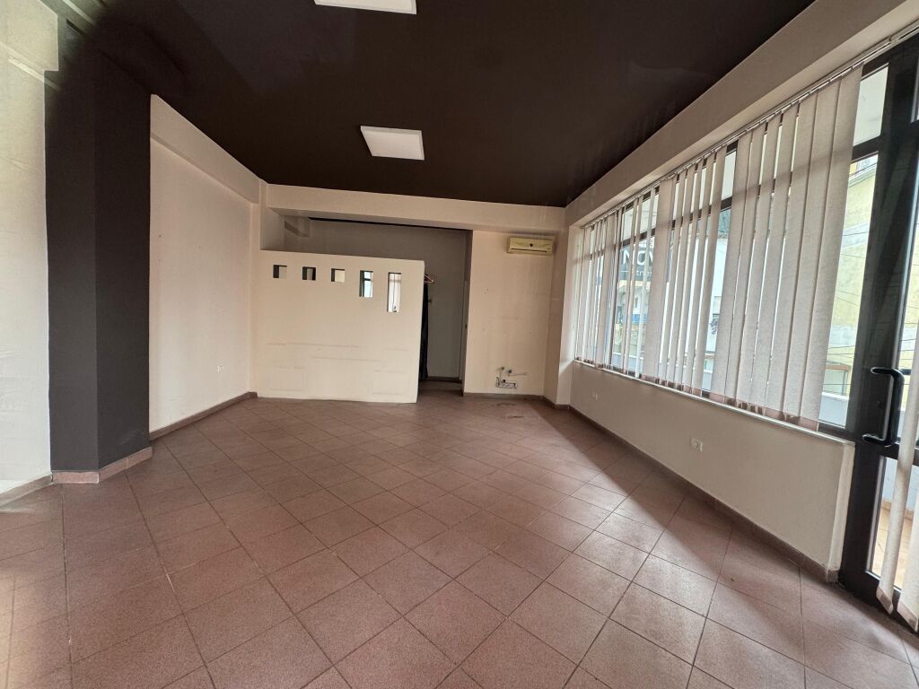 Jepet me qera Ambjent biznesi  Adresa : Rruga elbasanit afer lagunes  Kati 1  Siperfaqe 50 m2  Cmimi 500 mij lek