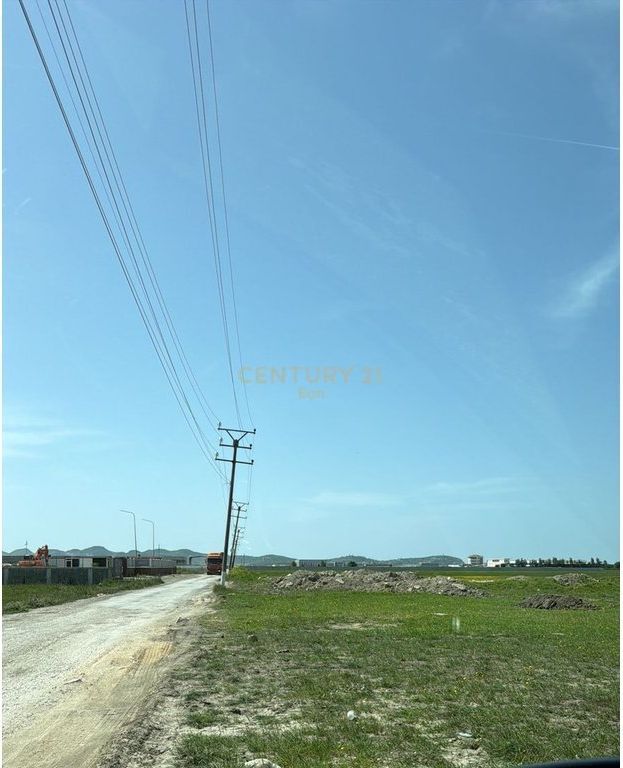 Shitet Tokë Buze Rruge në Fllakë, Durrës - MUNDESI ZGJERIMI DERI NE 18,000 M2 !