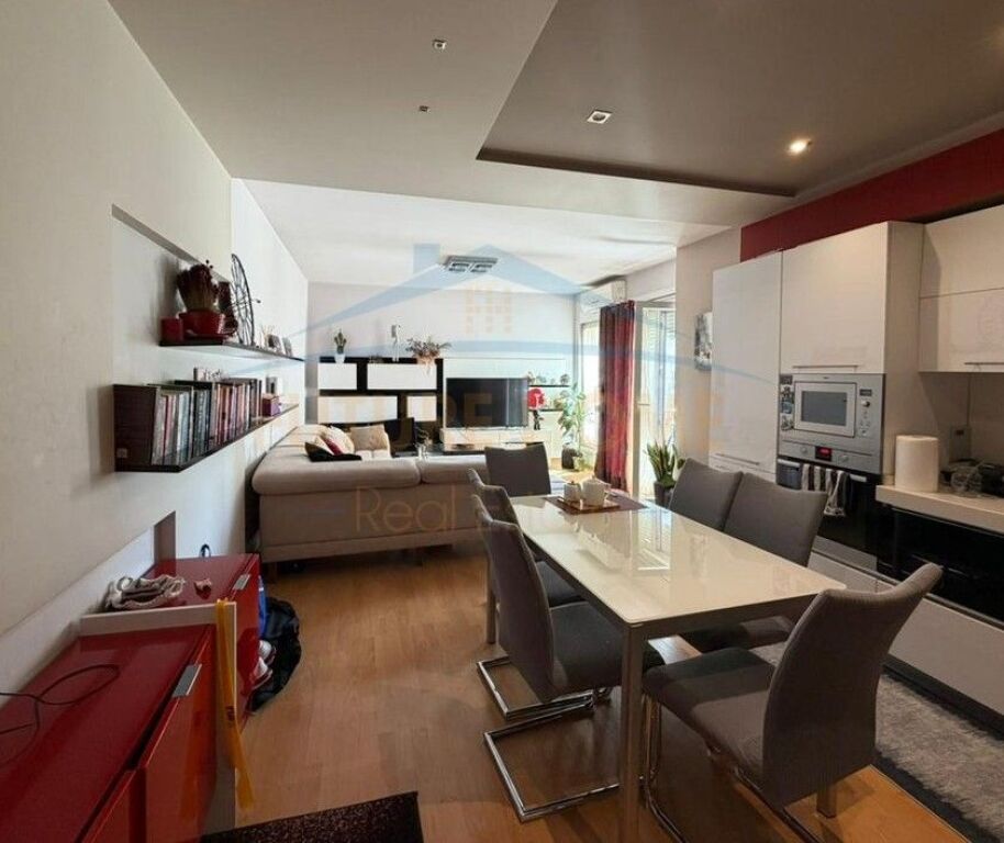 Shitet, Apartament 2+1+2+ Post Parkimi, Rruga Frosina Plaku, Tiranë