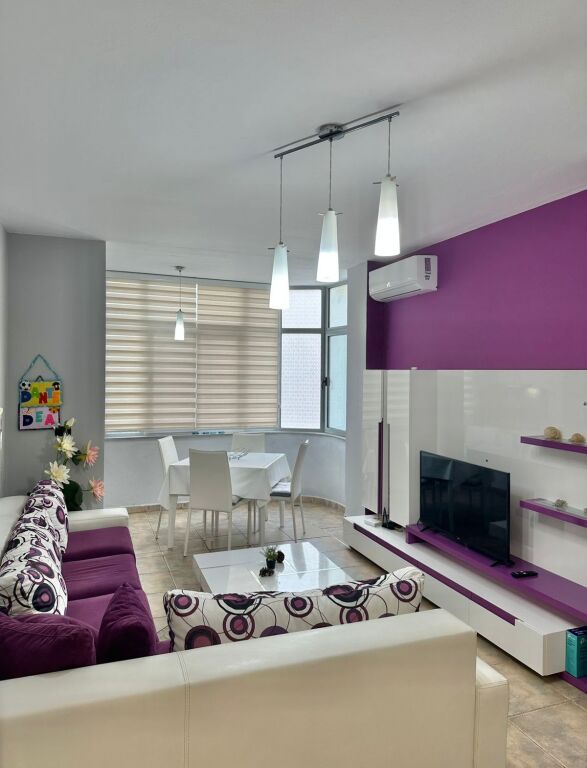 Jepet me Qera Apartament 1+1 Tek Shkembi i kavajes