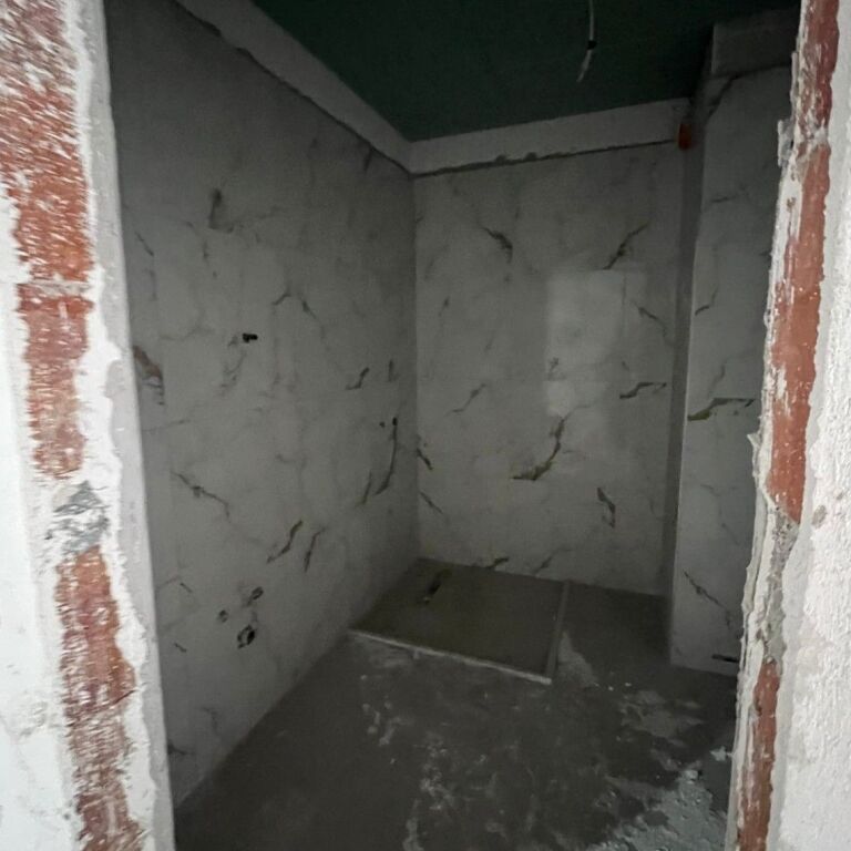 🏡 Shitet Apartament 2+1+2 – Pranë Rrethit të Klanit (Porcelan) 📍