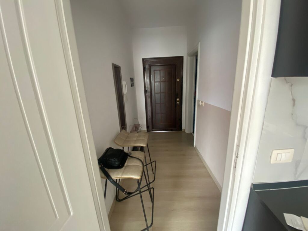 Jepet me qera Apartament 1+1, Astir