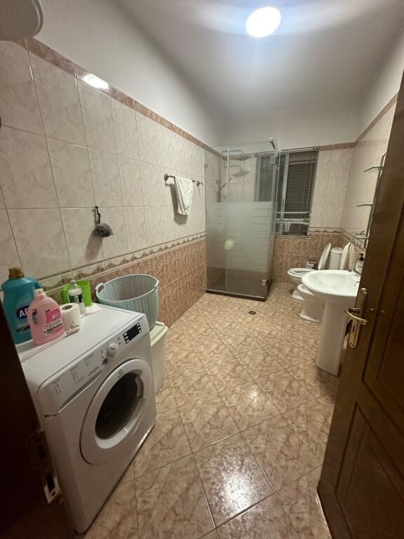 Ofrojme per qira apartament ne shtepi private 3+1+2 WC te Myslym Shyri