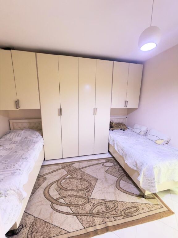Apartament 2+1 + Parkim per shitje tek Liqeni i Thate