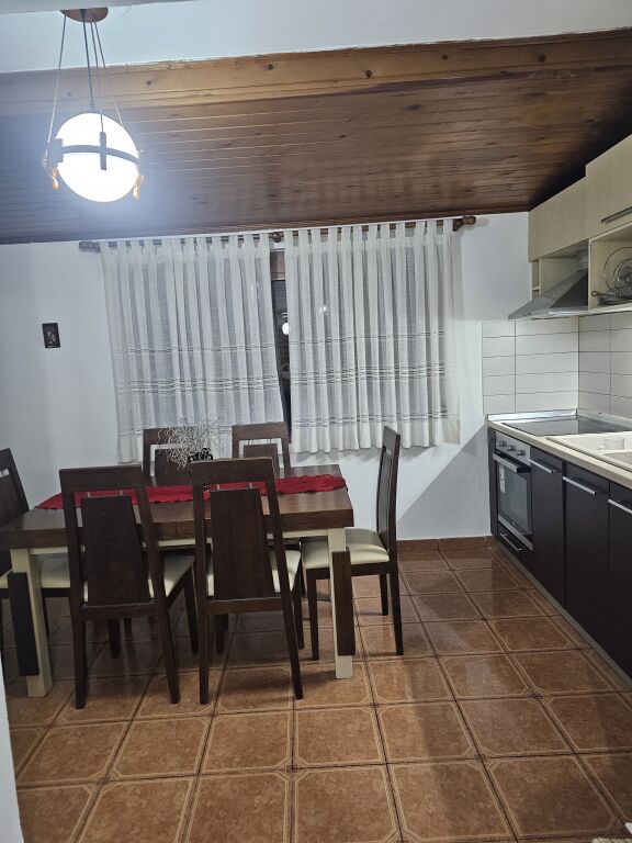 Jepet me qera 2+1 500 mij lek ish stacioni fundit i tiranes re