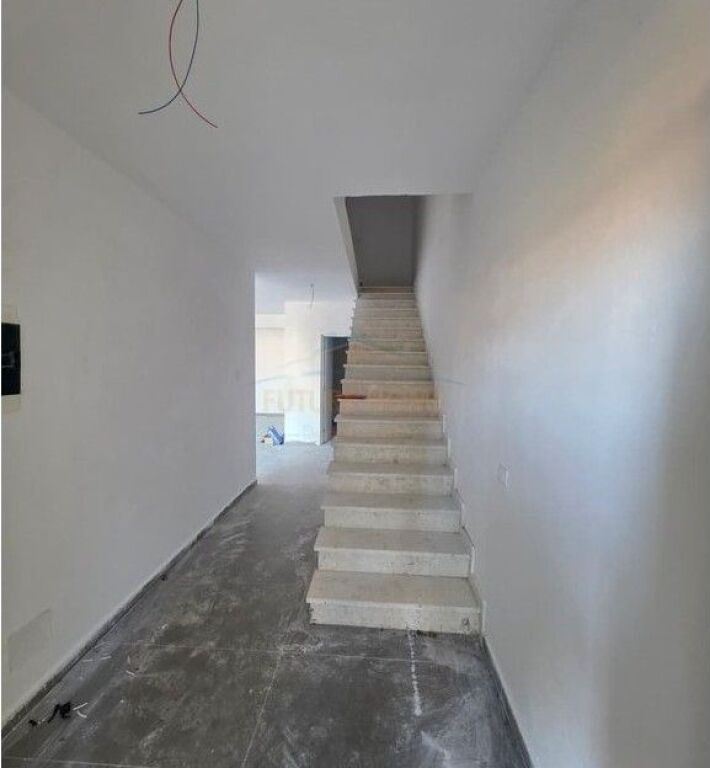 Shitet, Dublex, Kodra e Diellit Tiranë.