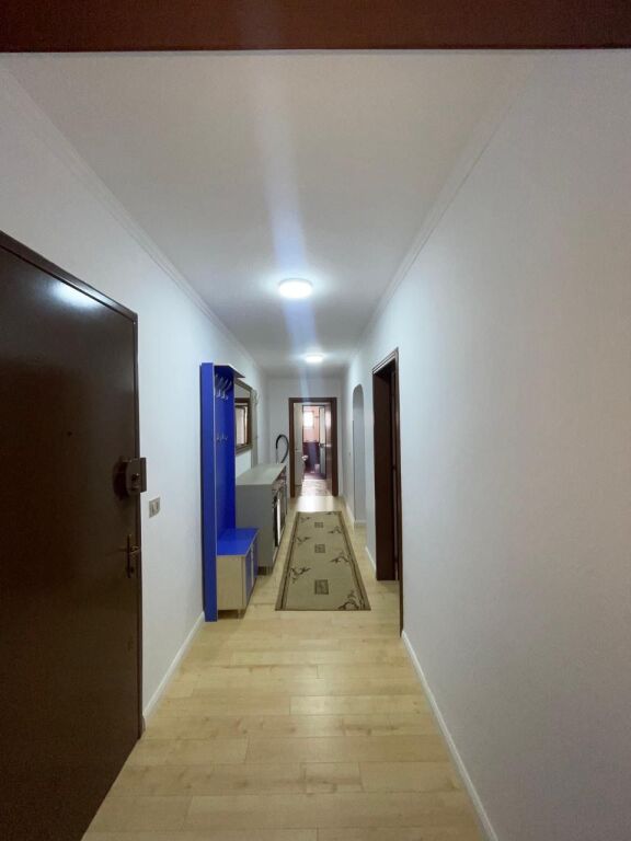 Super 2+1 me kuzhine te vecuar te Shkolla e Baletit per shitje