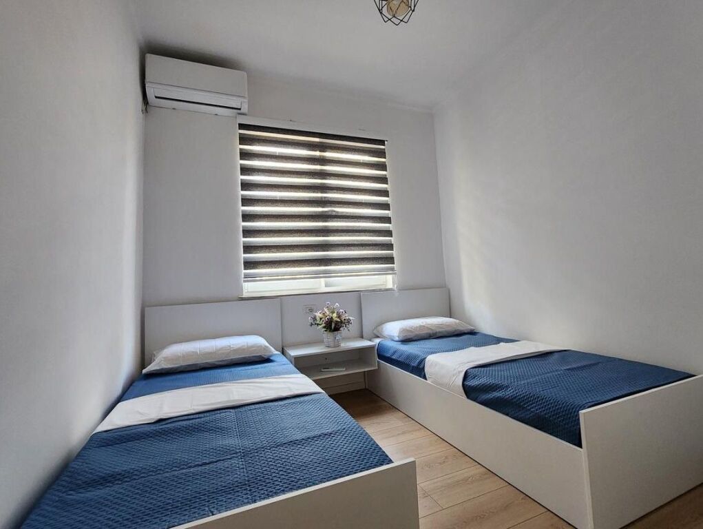Jepet me qera apartament 2+1 tek zona e 21 Dhjetorit.