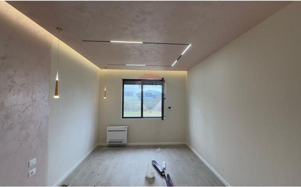 Zyrë me qira në zonën e Liqenit të Thatë.