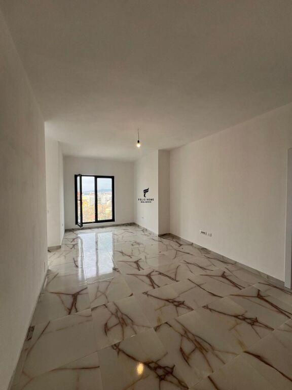 ZYRE ME QERA 108M2 RRUGA E BARRIKADAVE 80.000 LEKE FH-70165