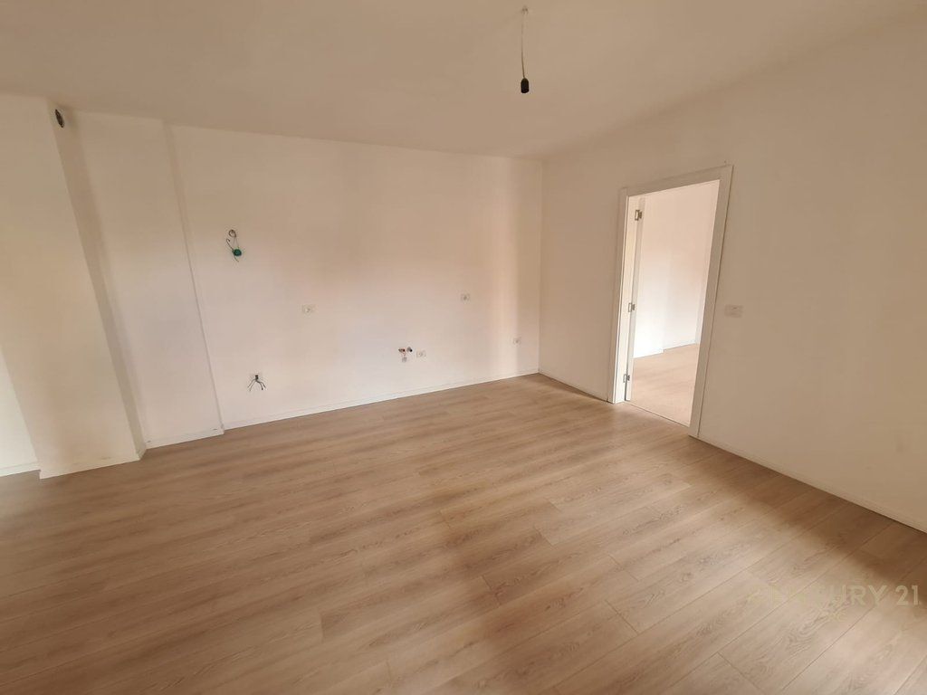 APARTAMENT 2+1 TEK SHKOLLA E KUQE!