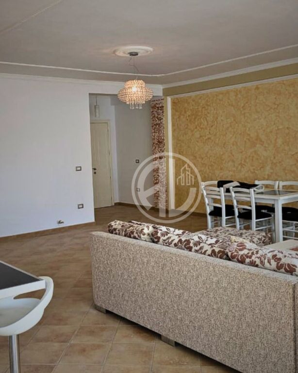 Per qera  Apartament 3+1+2 me Verandë pranë Stadiumit, Durres – I Rinovuar dhe i Mobiluar Rishtazi.