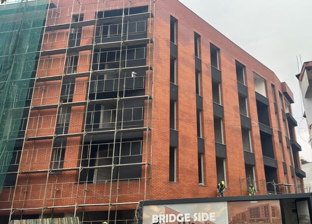 🏢 Shitet Apartament 2+1 – Bridge Side Residence, Babrru