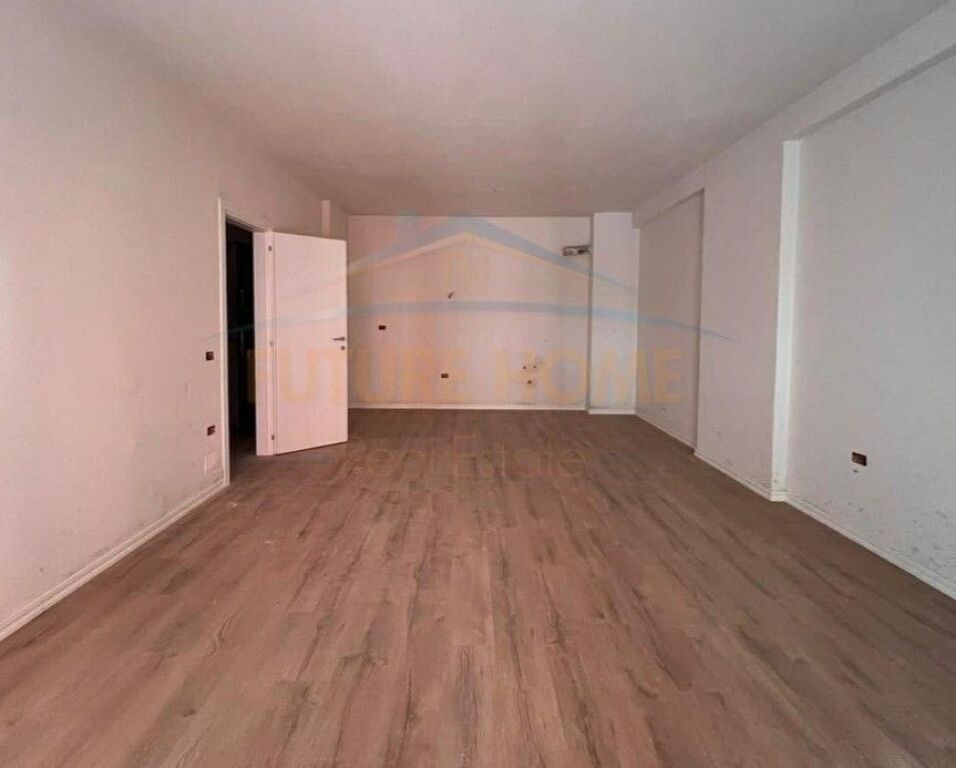 Shitet Apartament 1+1, Yzberisht