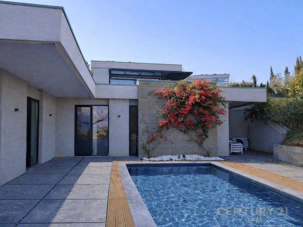 Vilë në shitje me pamje nga deti tek Kepi i Rodonit