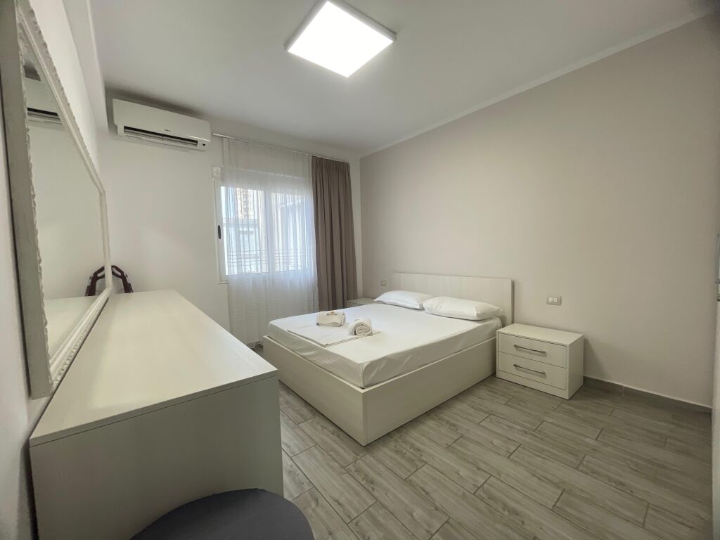 Shitet Apartament 1+1+ kuzhine e vecuar + 2 ballkone