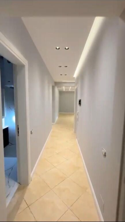 Shitet apartament 2+1 tek Shkëmbi i Kavajës – Vijë e parë me detin