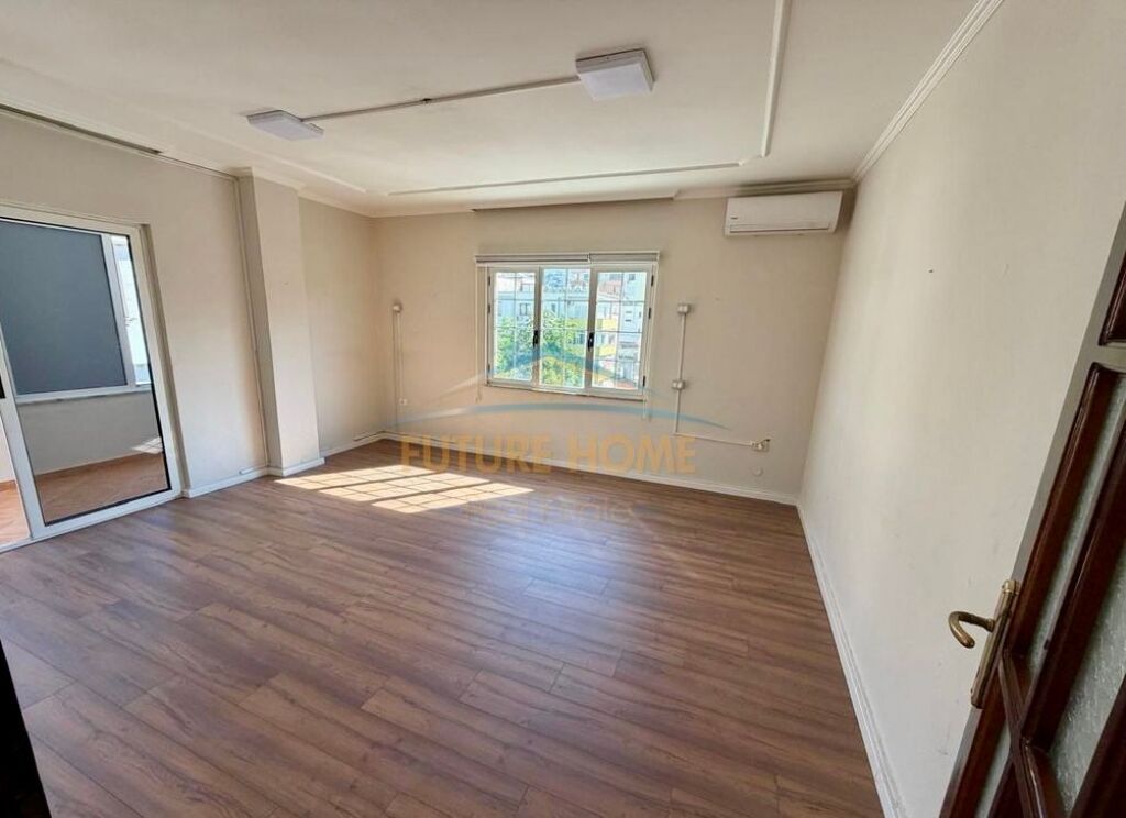 Qira, Ambient biznesi për zyra, Sheshi Willson,Tirane.