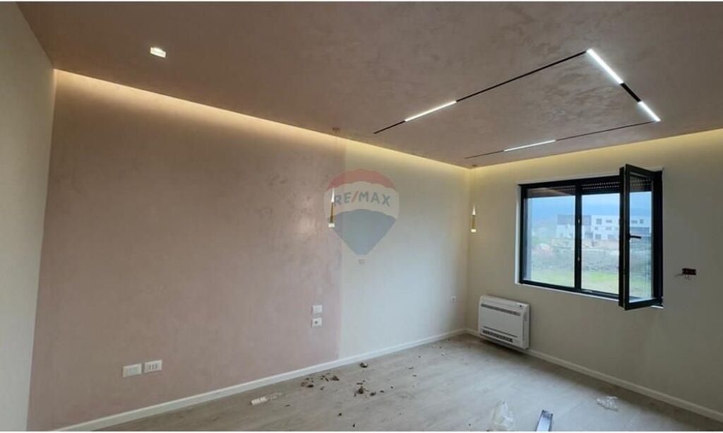 Zyrë me qira në zonën e Liqenit të Thatë.