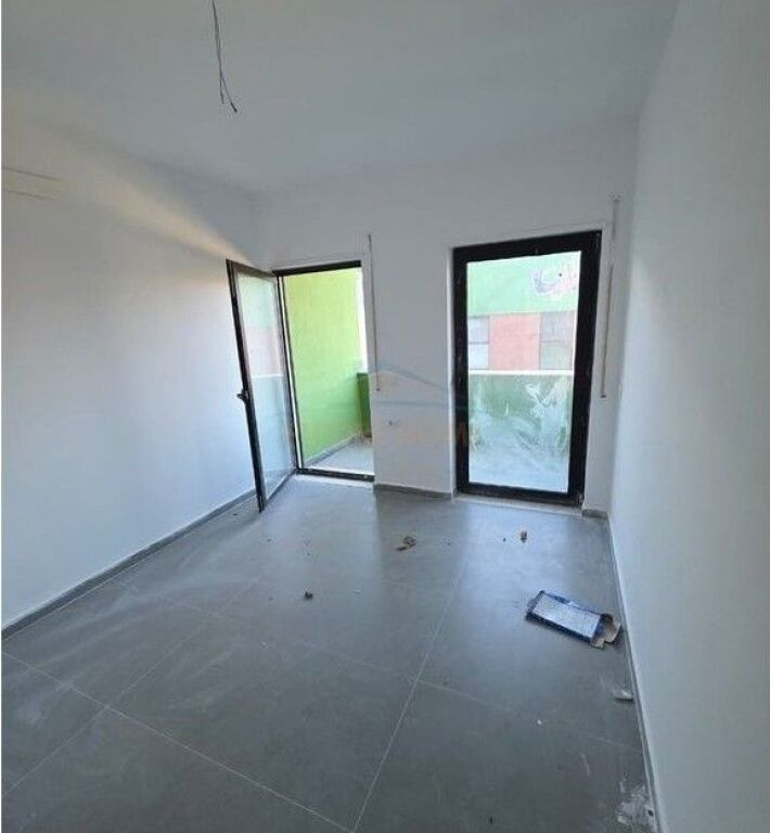 Shitet, Dublex, Kodra e Diellit Tiranë.