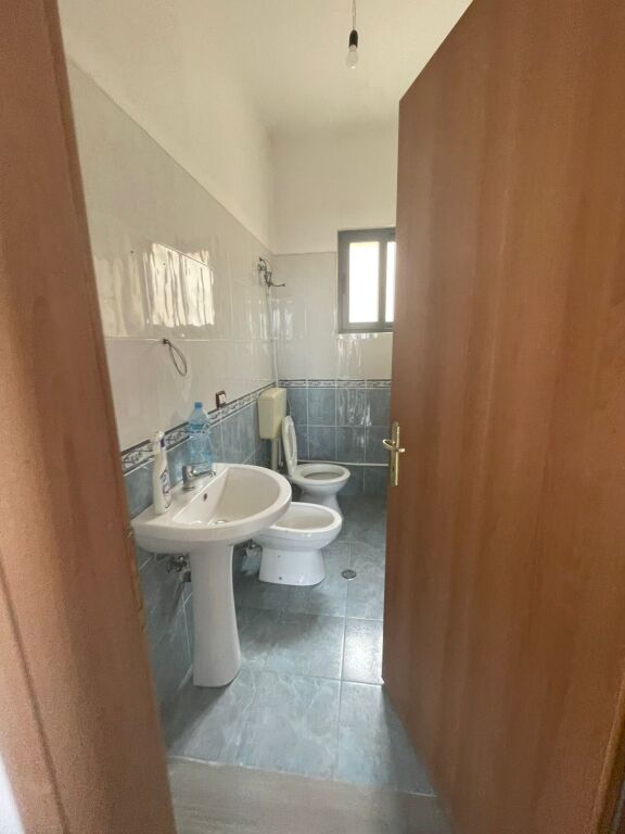 Jepet me qira dhe shitet apartament 3+1 + 2 banjo.