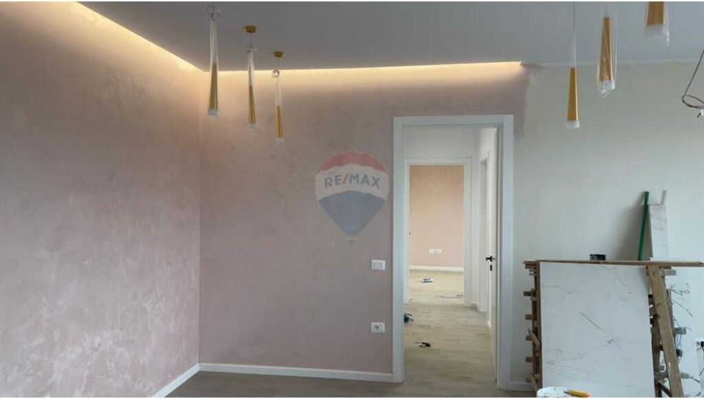 Zyrë me qira në zonën e Liqenit të Thatë.