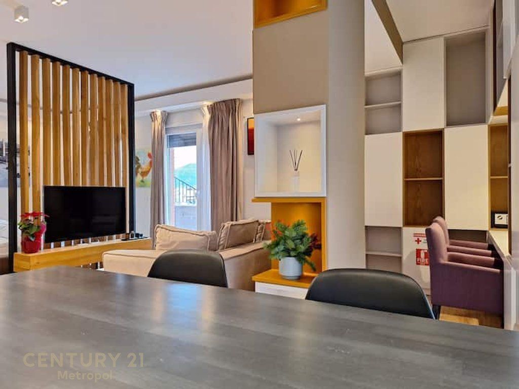 Jepet me qira studio me verandë në zonën e 21 Dhjetorit, Tiranë! 600 € /Muaj Sip. Totale  51m2